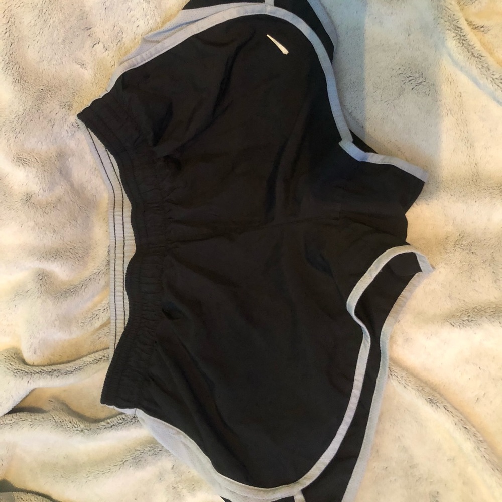 Nike workout shorts (L)